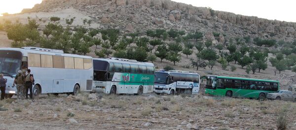Fetih el Şam militanları ile ailelerini taşıyan otobüsler - Sputnik Türkiye