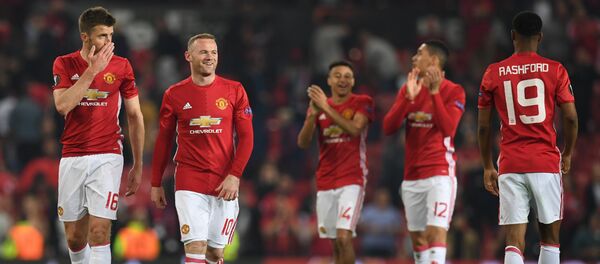 Игроки Манчестер Юнайтед после полуфинальной игры Лиги Европы УЕФА с клубом Celta Vigo. На фото слева направо: полузащитник Манчестер Юнайтед Майкл Каррик, нападающий Уэйн Руни, полузащитник Джесси Лингард, защитник Крис Смоллинг и нападающий Маркус Рашфорд - Sputnik Türkiye