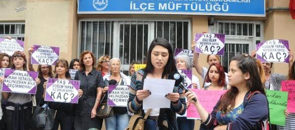 Kadınların müftülük önünde 'nikah kıyma' protestosu Kadınların müftülük önünde 'nikah kıyma' protestosu - Sputnik Türkiye