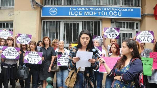 Kadınların müftülük önünde 'nikah kıyma' protestosu - Sputnik Türkiye