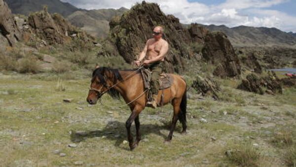 Rus lider, Tuva Cumhuriyeti’ndeki tatili sırasında atla geziyor. - Sputnik Türkiye