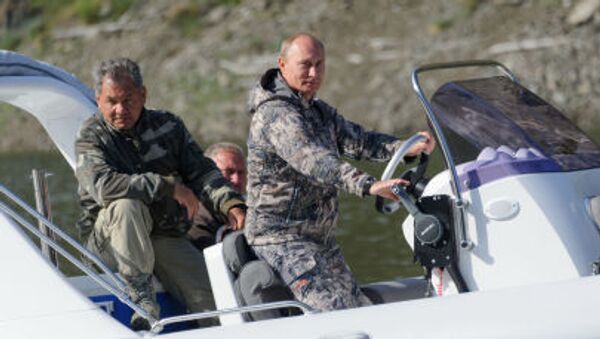 Putin ve Rusya Savunma Bakanı Sergey Şoygu, Sayano-Şuşenski Devlet Biyosfer Koruma Alanı’nı ziyareti sırasında. - Sputnik Türkiye