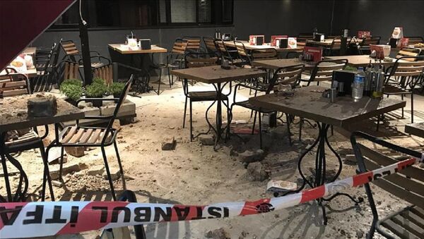 Beşiktaş'ta tarihi binanın duvarı çöktü - Sputnik Türkiye