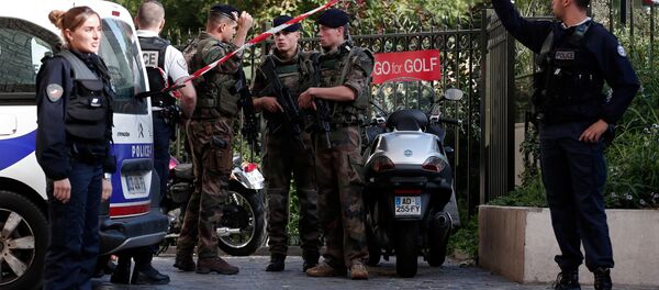 Paris'te Levallois-Perret'de bir araç askerlerin arasına daldı - Sputnik Türkiye