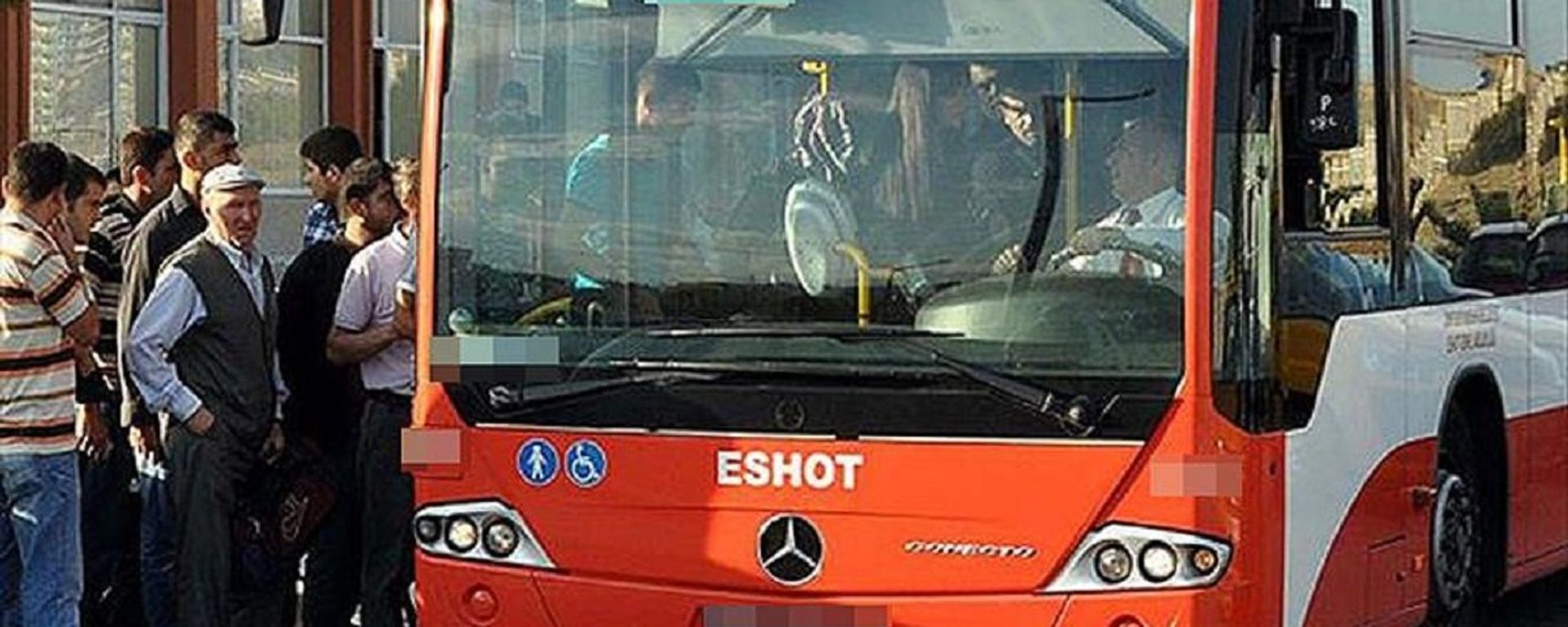 İzmir'de bir otobüs - Sputnik Türkiye, 1920, 01.10.2026