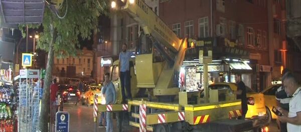 Beyoğlu'da gece yarısı led ışıklı tabela operasyonu - Sputnik Türkiye