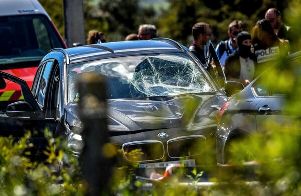 Paris'te askerlere saldırdıktan sonra kaçan, ardından polisle çatışmaya giren saldırganın kullandığı BMW marka araç - Sputnik Türkiye