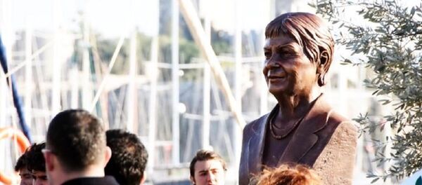 Bodrum'daki Türkan Saylan büstü - Sputnik Türkiye