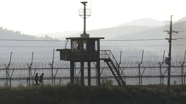 South Korean army soldiers patrol along the barbed-wire fence in South Korea's Paju, near the border with North Korea, Monday, Aug. 7, 2017. - Sputnik Türkiye