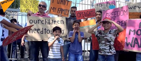Yunanistandaki mülterilerden 'Anne Merkez,kapıyı aç' eylemi - Sputnik Türkiye