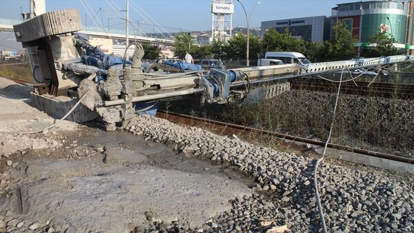 Kocaeli'nde kazık ankraj makinesi, YHT hattının üzerine devrildi - Sputnik Türkiye