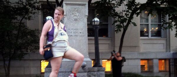 ABD'nin Virginia eyaletine bağlı Charlottesville'de hafta sonu yaşanan ırkçı eylem ve şiddet olaylarına tepki olarak ülke genelinde başka eylemler yapılıyor. North Carolina eyaletine bağlı Durham kentinde yaklaşık 100 kadar ırkçılık karşıtı eylemci bir mahkeme binası önünde 93 yıldır duran ve Konfederasyon (İç Savaş'ın sonuna kadar köleliğin yaygın olduğu, ekonomileri tarıma dayalı ayrılıkçı güney eyaletleri) askerlerini onurlandıran heykeli yıktı. - Sputnik Türkiye