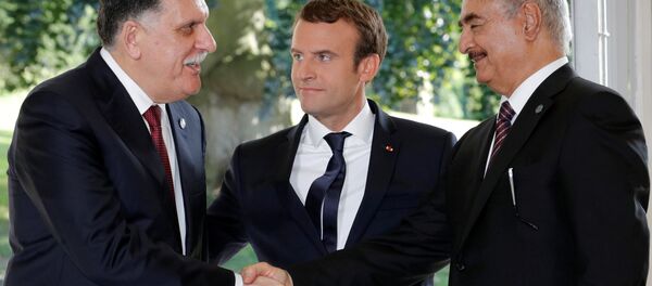 Fransa Cumhurbaşkanı Emmanuel Macron, Libya Ulusal Ordusu komutanı Mareşal Halife Hafter ve Libya Ulusal Uzlaşı Hükümeti lideri Fayiz es-Serrac - Sputnik Türkiye