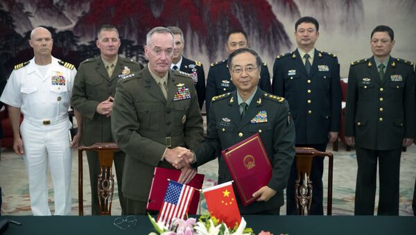 ABD Genelkurmay Başkanı Orgeneral Joseph Dunford ile Çin Halk Kurtuluş Ordusu Genelkurmay Başkanı Fang Fınghui - Sputnik Türkiye