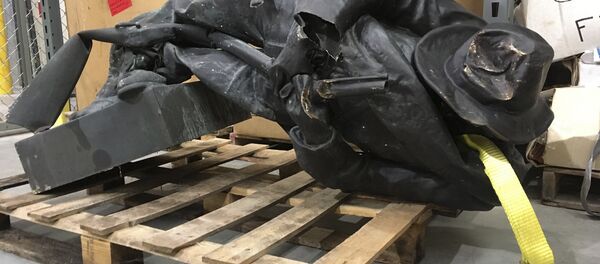 Eylemcilerin devirdiği Konfederasyon askeri heykeli - Sputnik Türkiye