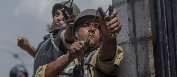 Hindistan'da askerler, göstericilere taşla karşılık verdi - Sputnik Türkiye