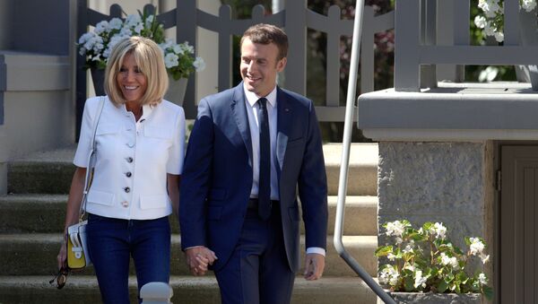 French President Emmanuel Macron and wife Brigitte leave home before voting in the first of two rounds of parliamentary elections in Le Touquet, France, June 11, 2017. - Sputnik Türkiye