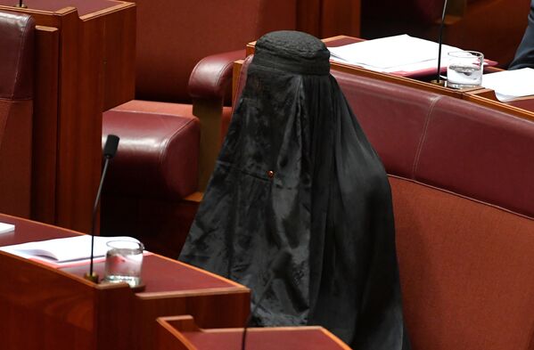 Avustralya'da aşırı sağcı, göçmen ve Müslüman karşıtı 'Tek Ulus' partisi lideri Senatör Pauline Hanson, Senato'da yapılan oturuma burkayla geldi. 10 dakika boyunca yerinde burkayla oturan Hanson, bu eylemle partisinin ülke genelinde 'ulusal güvenlik gerekçesiyle' burkanın yasaklanması için verdiği öneriye dikkat çekmek istedi. - Sputnik Türkiye