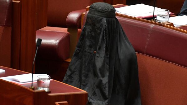 Avustralya'da aşırı sağcı, göçmen ve Müslüman karşıtı 'Tek Ulus' partisi lideri Senatör Pauline Hanson, Senato'da yapılan oturuma burkayla geldi. 10 dakika boyunca yerinde burkayla oturan Hanson, bu eylemle partisinin ülke genelinde 'ulusal güvenlik gerekçesiyle' burkanın yasaklanması için verdiği öneriye dikkat çekmek istedi. - Sputnik Türkiye