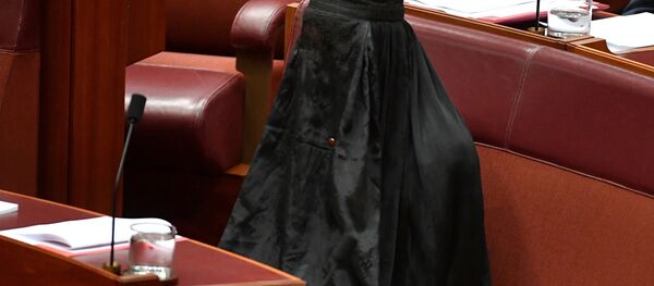 Avustralya'da aşırı sağcı, göçmen ve Müslüman karşıtı 'Tek Ulus' partisi lideri Senatör Pauline Hanson, Senato'da yapılan oturuma burkayla geldi. 10 dakika boyunca yerinde burkayla oturan Hanson, bu eylemle partisinin ülke genelinde 'ulusal güvenlik gerekçesiyle' burkanın yasaklanması için verdiği öneriye dikkat çekmek istedi. - Sputnik Türkiye