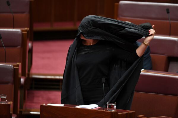 Burkayı yasaklama önerisi, bugün ilerleyen saatlerinde Senato'da oylanacak. - Sputnik Türkiye