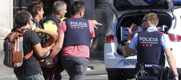 Полиция на месте наезда автомобиля на людей в Барселоне, Испания - Sputnik Türkiye