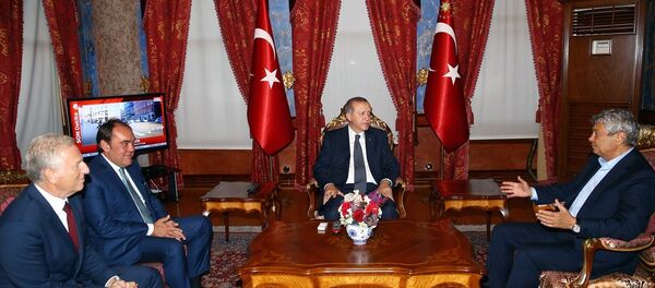 Cumhurbaşkanı Recep Tayyip Erdoğan, TFF Başkanı Yıldırım Demirören ve A Milli Futbol Takımı teknik direktörü Mircea Lucescu - Sputnik Türkiye