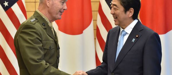 ABD Genelkurmay Başkanı General Joseph Dunford, Japonya Başbakanı Şinzo Abe - Sputnik Türkiye