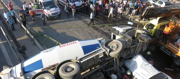 Kadıköy'de beton mikseri aracın üstüne uçtu - Sputnik Türkiye