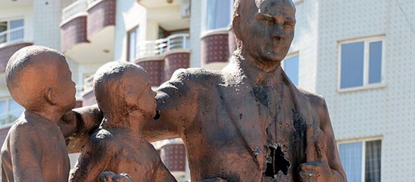Diyarbakır'da Atatürk heykeline çekiçli saldırı - Sputnik Türkiye