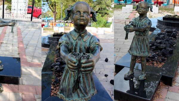 Zonguldak'taki Atatürk'e çiçek veren kız heykeline saldırı - Sputnik Türkiye