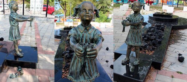 Zonguldak'taki Atatürk'e çiçek veren kız heykeline saldırı - Sputnik Türkiye