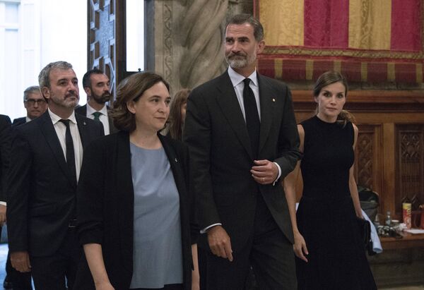 Kral 6. Felipe ve Kraliçe Letizia'nın katılımıyla Sagrada Familia'da ayın düzenlendi. Bu arada İspanyol basını, Barcelona kenti ve Cambrils kasabasında düzenlenen ve 14 kişinin hayatını kaybettiği araçlı saldırıların arkasındaki terör hücresinin, aslında ülkenin en ünlü mimarlarından Antoni Gaudi’nin tasarımı olan Sagrada Familia Katedrali’ni hedef almayı planladıklarını iddia etti. El Espanol’un haberine göre İspanya’daki çifte saldırının arkasındaki terör hücresi, aslında Barcelona’daki Sagrada Familia Katedrali yakınlarında bomba yüklü araçlarla saldırı düzenlemeyi planlıyordu. - Sputnik Türkiye
