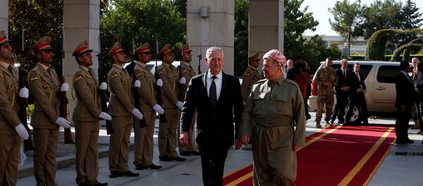 Irak Kürt Bölgesel Yönetimi Başkanı Mesud Barzani ve ABD Savunma Bakanı James Mattis - Sputnik Türkiye