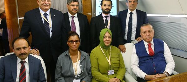 Cumhurbaşkanı Recep Tayyip Erdoğan, Ürdün dönüşü gazetecilerle - Sputnik Türkiye