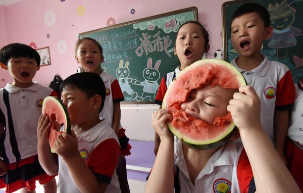 Çin'in Hebei eyaletindeki bir anaokulunda karpuz yeme yarışması. - Sputnik Türkiye