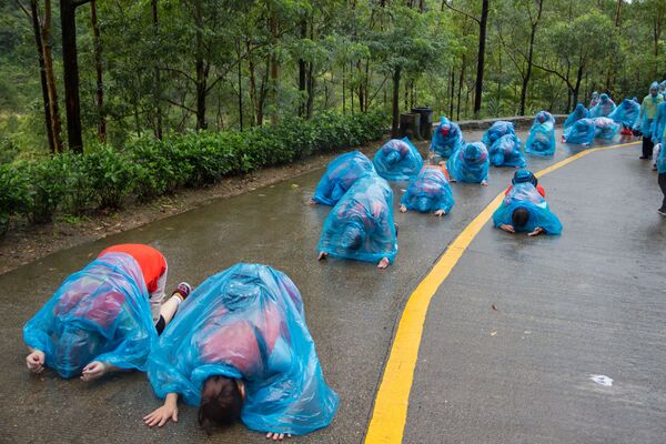Çin'in Guangdong eyaletindeki Dongguan'da yer alan Guanyin Dağında yağmura rağmen ibadet eden insanlar. - Sputnik Türkiye