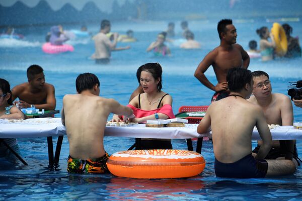 Chongqing'in su parkında xiang qi (Çin satrancı) ve mahjong oynayanlar. - Sputnik Türkiye