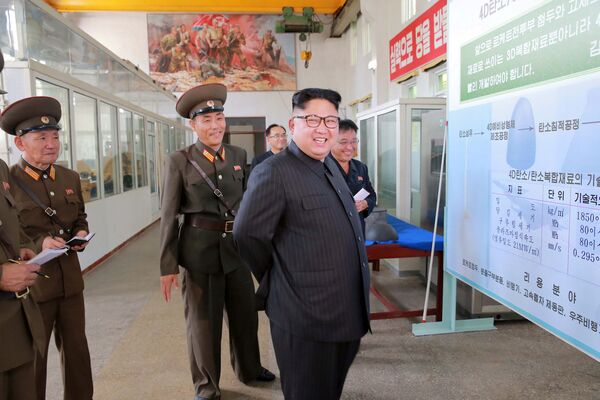 Kuzey Kore lideri Kim Jong-un Pyongyang'da Savunma Bilimler Akademisi'ndeki Kimyasal Madde Enstitüsü'nü ziyaret etti - Sputnik Türkiye