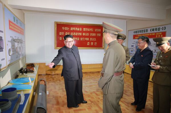 Kuzey Kore lideri Kim Jong-un Pyongyang'da Savunma Bilimler Akademisi'ndeki Kimyasal Madde Enstitüsü'nü ziyaret etti - Sputnik Türkiye