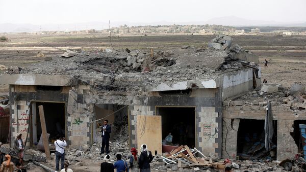 Yemen'de Suudi Arabistan öncülüğündeki koalisyonun vurduğu otel - Sputnik Türkiye