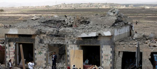 Yemen'de Suudi Arabistan öncülüğündeki koalisyonun vurduğu otel - Sputnik Türkiye