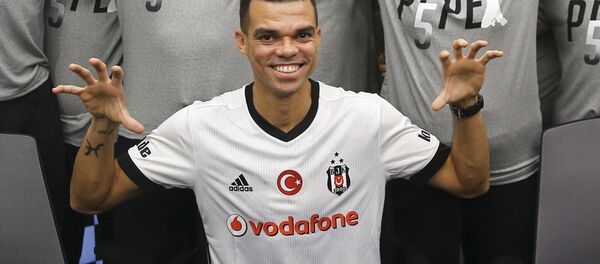 Beşiktaşlı Pepe imza gününde - Sputnik Türkiye