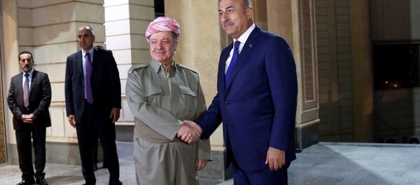 Irak Kürt Bölgesel Yönetimi'nin Başkanı Mesud Barzani ile Dışişleri Bakanı Mevlüt Çavuşoğlu - Sputnik Türkiye