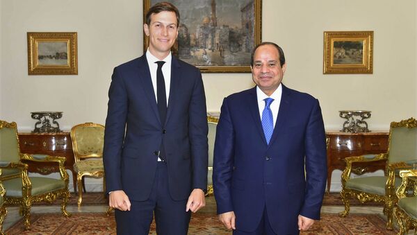Mısır Cumhurbaşkanı Abdulfettah el Sisi ile ABD Başkanı Donald John Trump'ın başdanışmanı ve damadı Jared Corey Kushner - Sputnik Türkiye