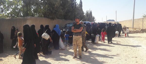 Rakka'da siviller IŞİD'den kaçıyor - Sputnik Türkiye