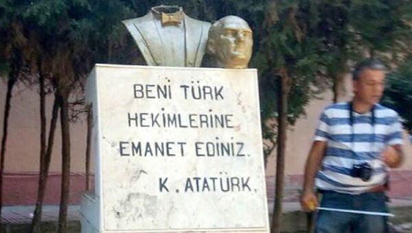 Mersin'de Atatürk büstüne saldırı - Sputnik Türkiye