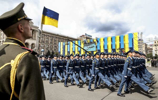 Ukrayna askerleri Kiev'de düzenlenen bağımsızlık günü geçidinde. - Sputnik Türkiye