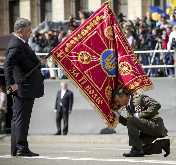 Ukrayna Cumhurbaşkanı Petro Poroşenko (solda) Kiev'de düzenlenen bağımsızlık günü geçidinde. - Sputnik Türkiye
