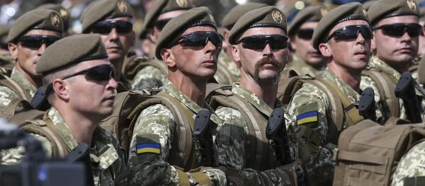 Ukrayna askerleri Kiev'de düzenlenen bağımsızlık günü geçidinde. - Sputnik Türkiye